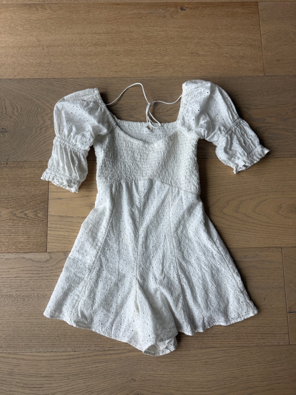 2 - Urban Outfitter x Kimchi Blue Eyelet Puff-Sleeve Romper in White and Magenta - Picture 5 of 10